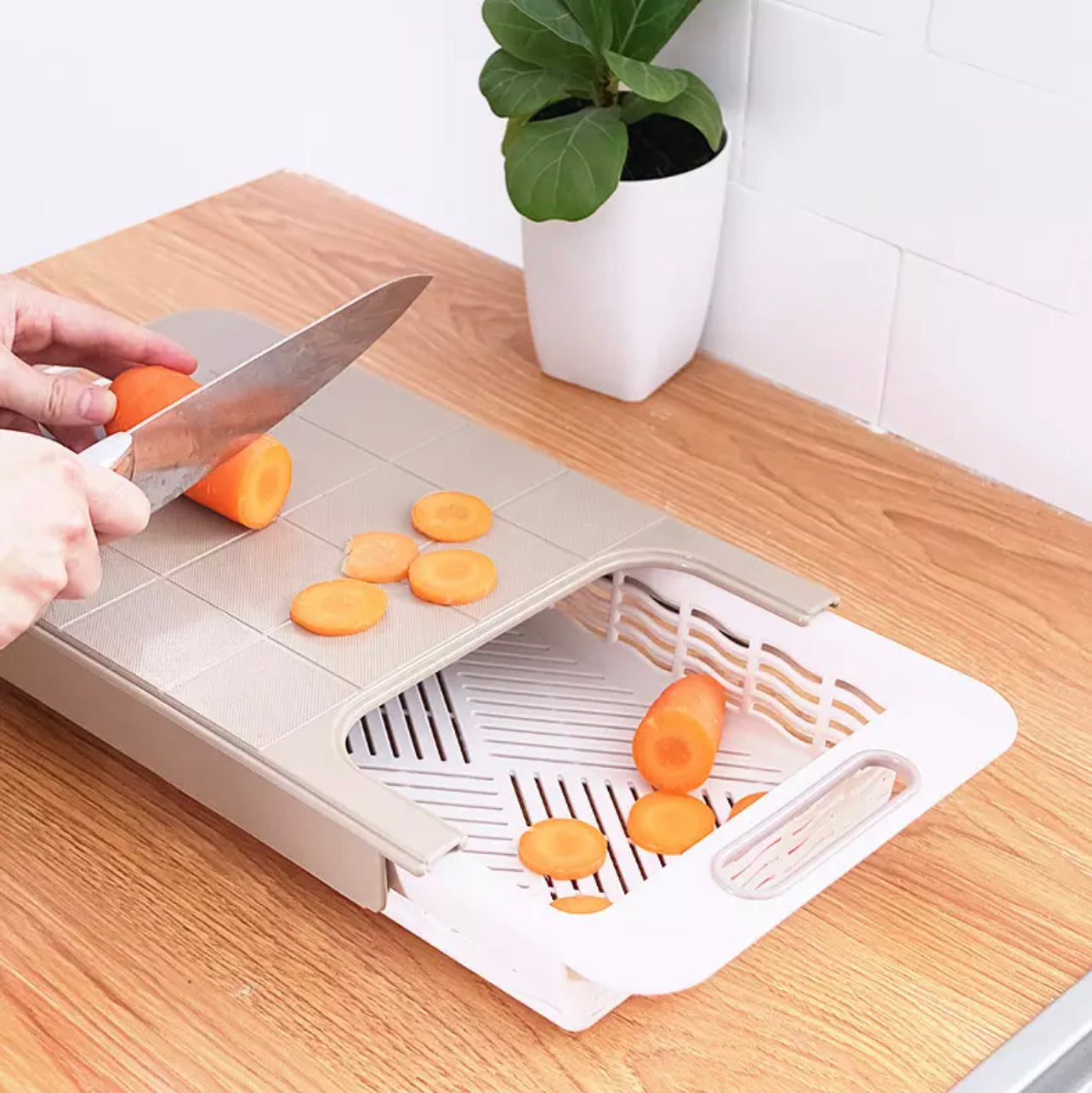 Cutting board with Straining Drawer